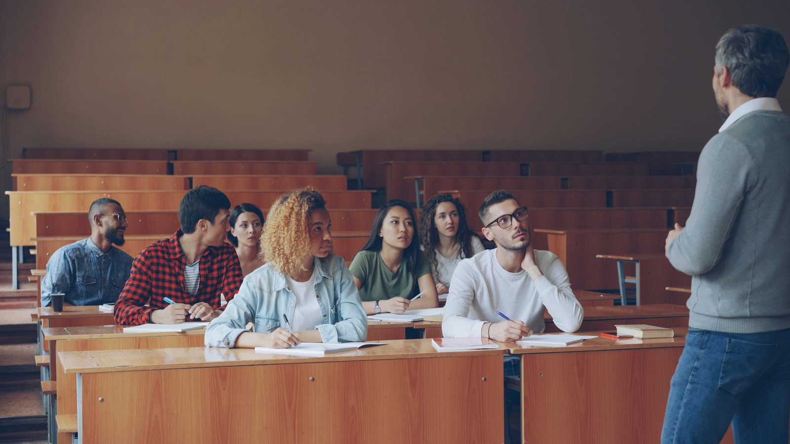 Formador impartiendo clase a un grupo de alumnos en un aula