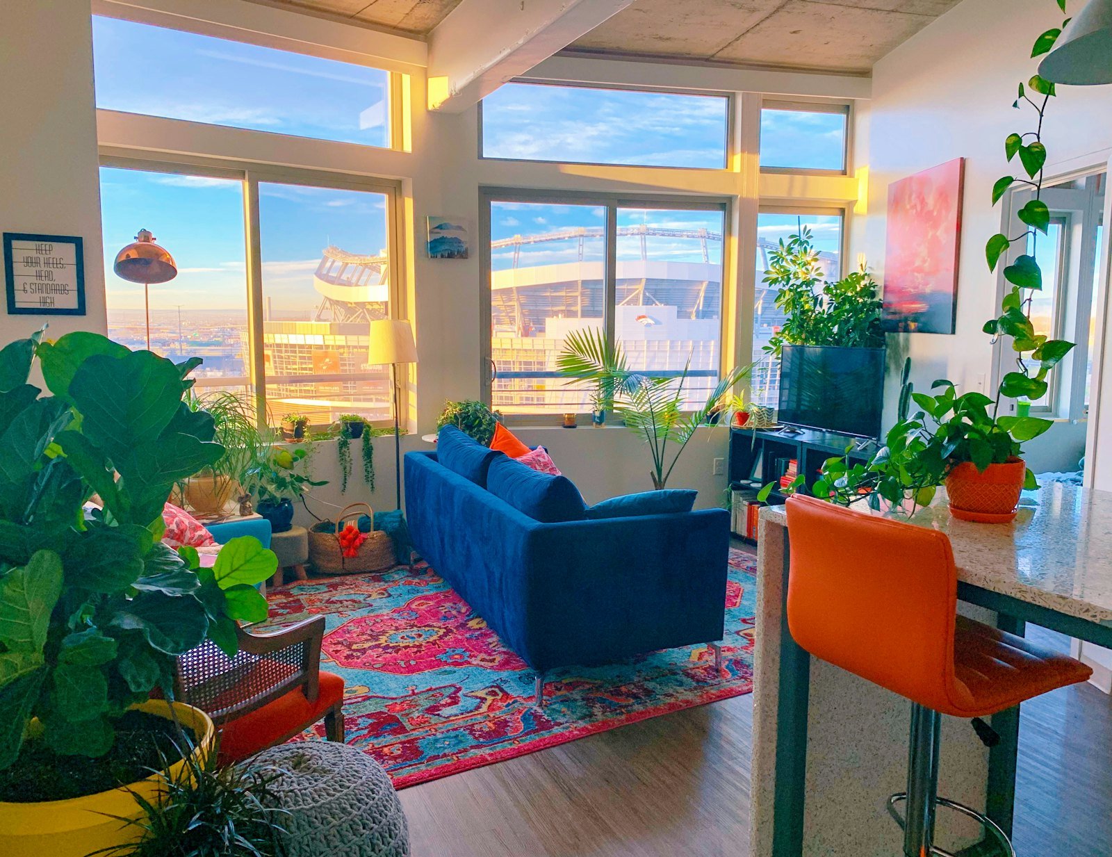 Salón luminoso de un apartamento turístico preparado para huéspedes