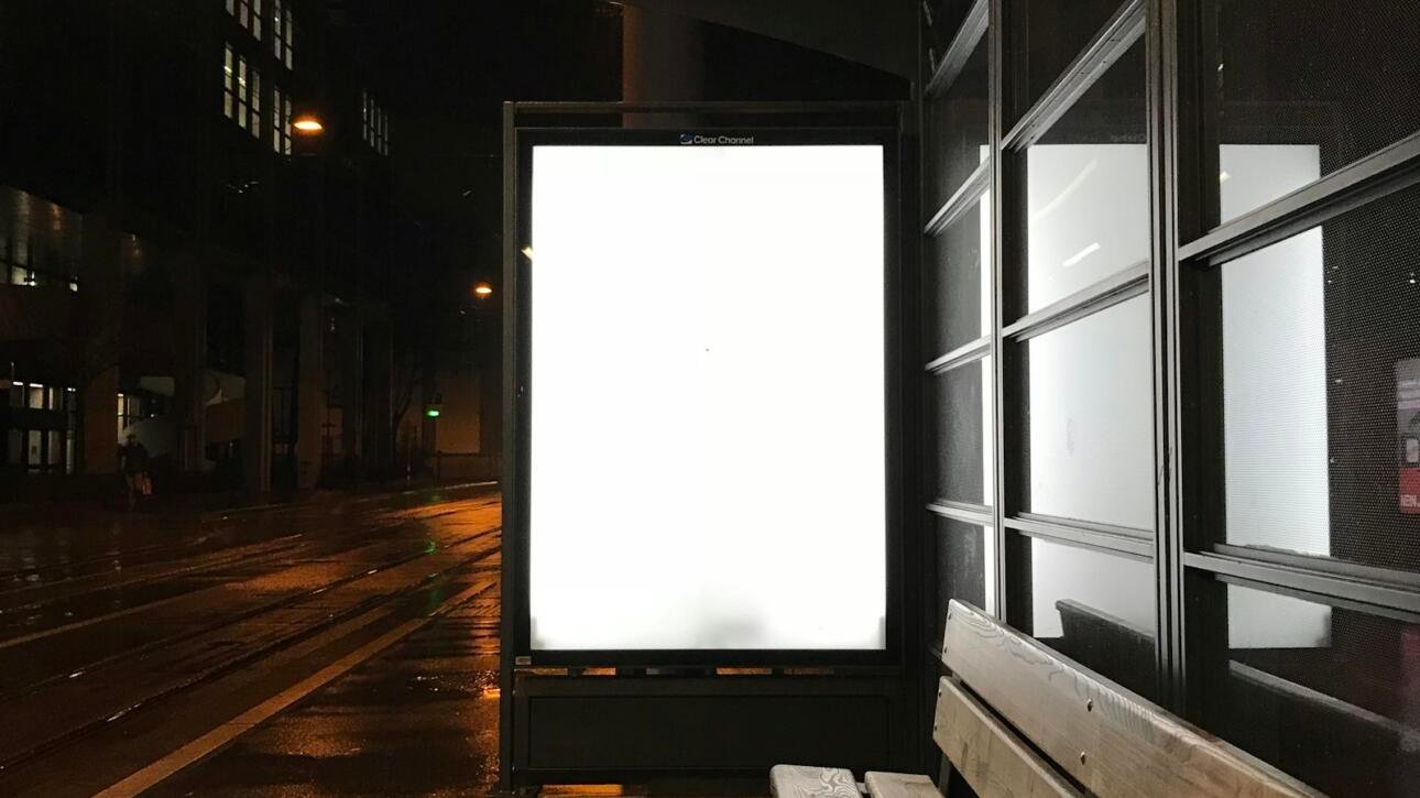 Valla publicitaria en blanco en plena calle, símbolo de invertir en más publicidad