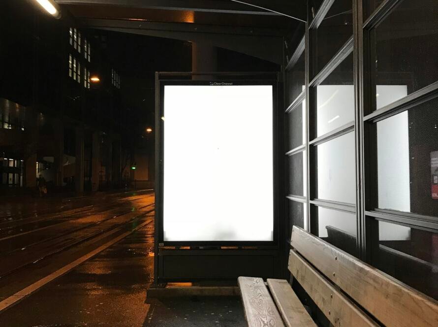 Valla publicitaria en blanco en plena calle, símbolo de invertir en más publicidad