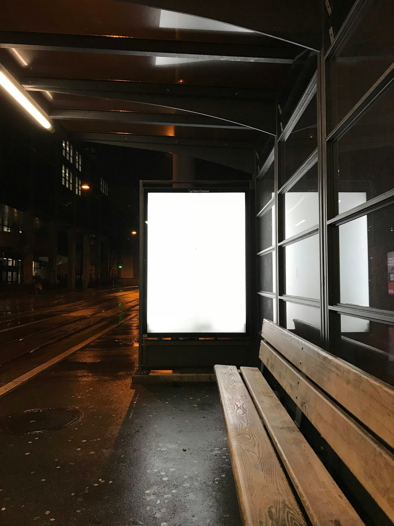 Valla publicitaria en blanco en plena calle, símbolo de invertir en más publicidad