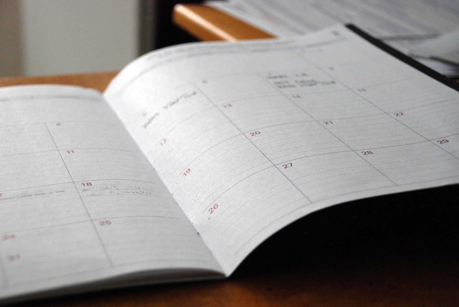 Plan de trabajo mensual organizado en una agenda sobre el escritorio