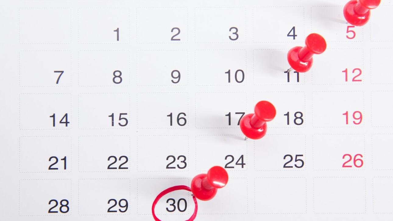 Calendario de pared con hitos marcados: un proyecto con fecha de final