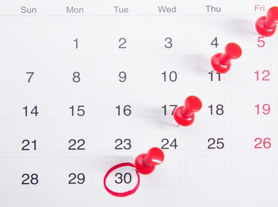 Calendario de pared con hitos marcados: un proyecto con fecha de final