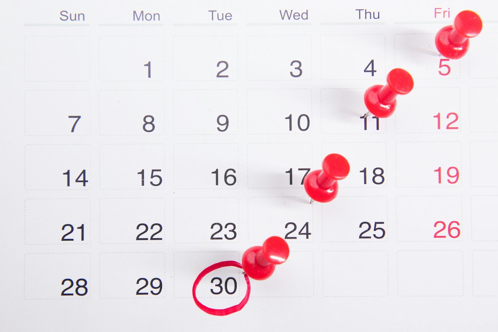 Calendario de pared con hitos marcados: un proyecto con fecha de final