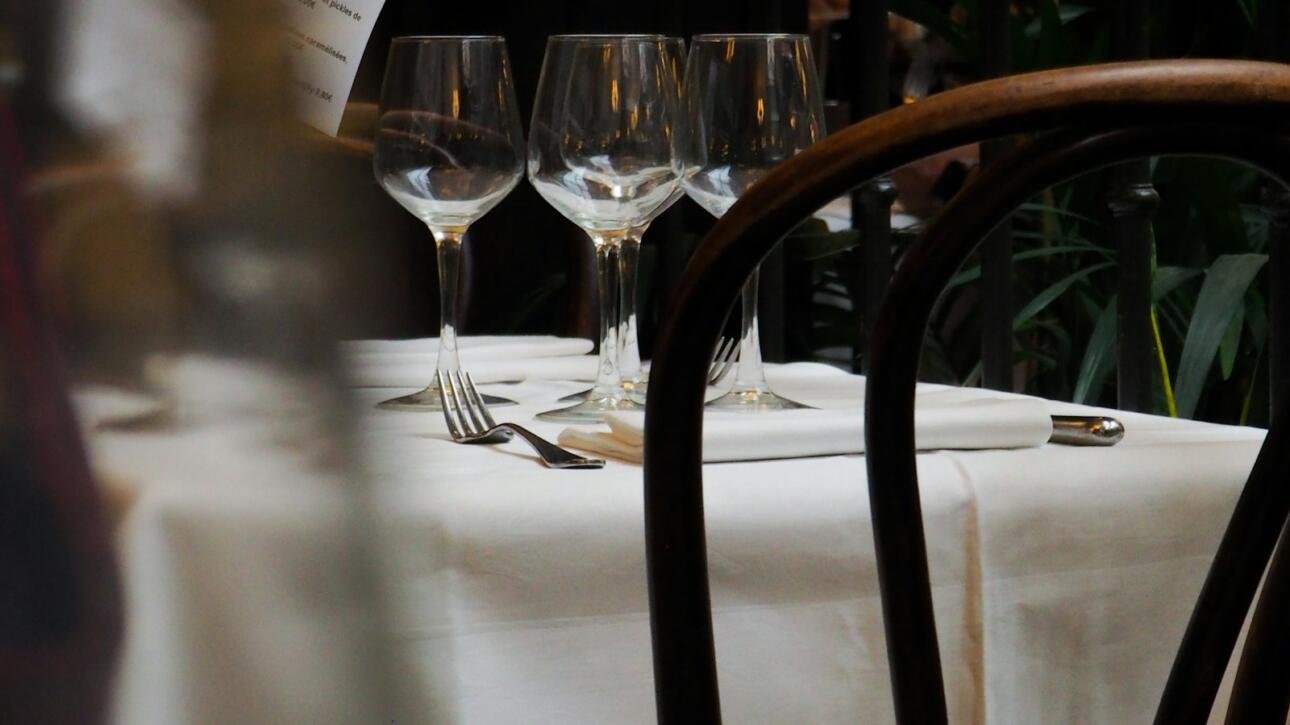 Mesa de restaurante vacía y preparada: un activo del negocio que no está produciendo