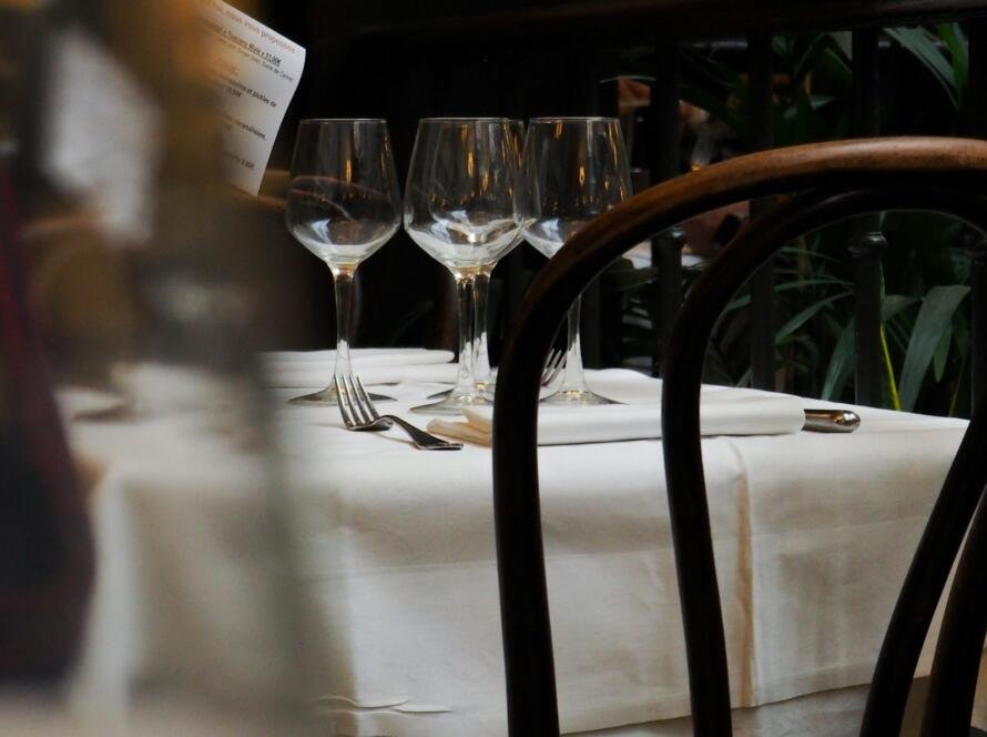 Mesa de restaurante vacía y preparada: un activo del negocio que no está produciendo