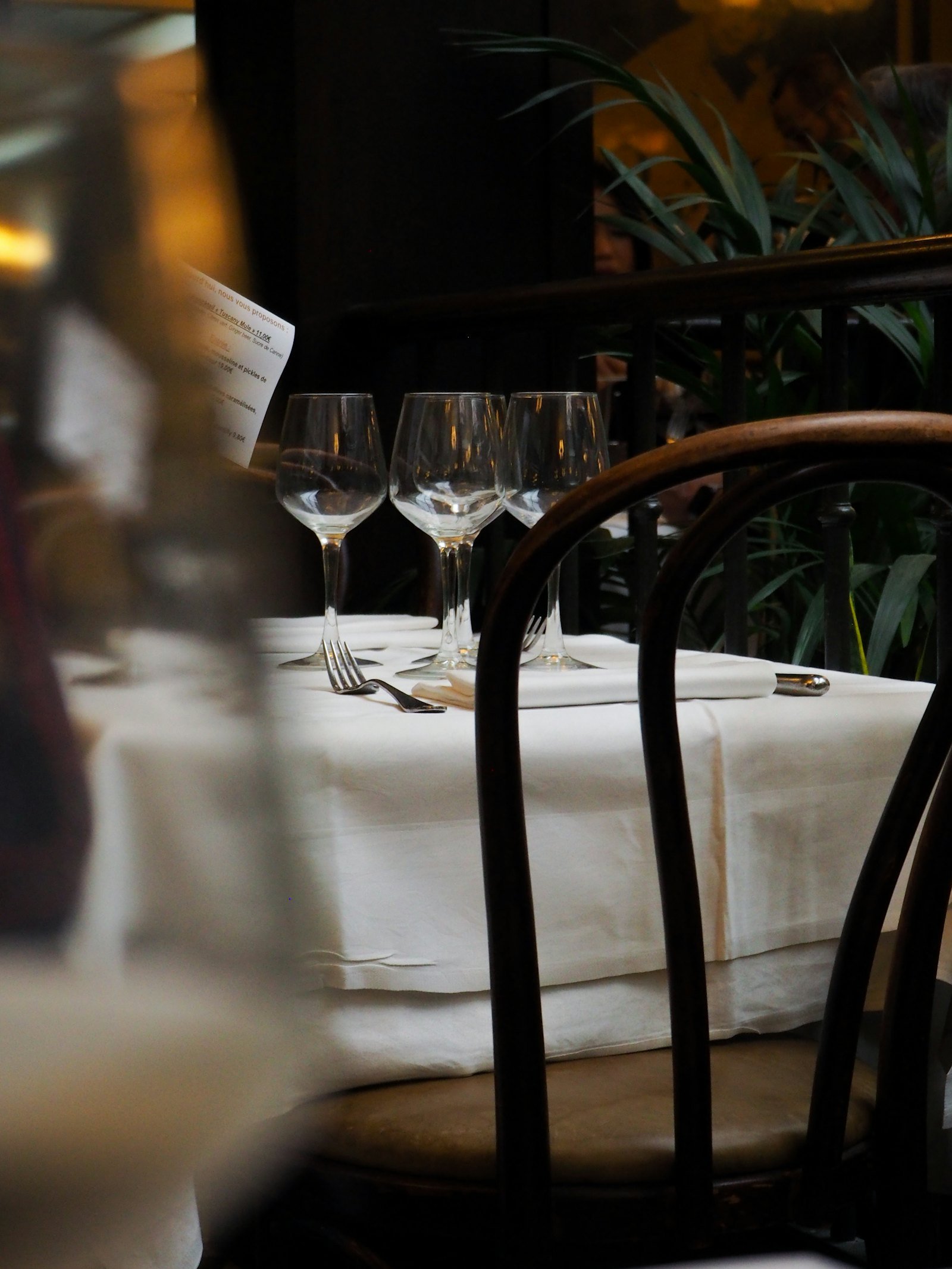Mesa de restaurante vacía y preparada: un activo del negocio que no está produciendo
